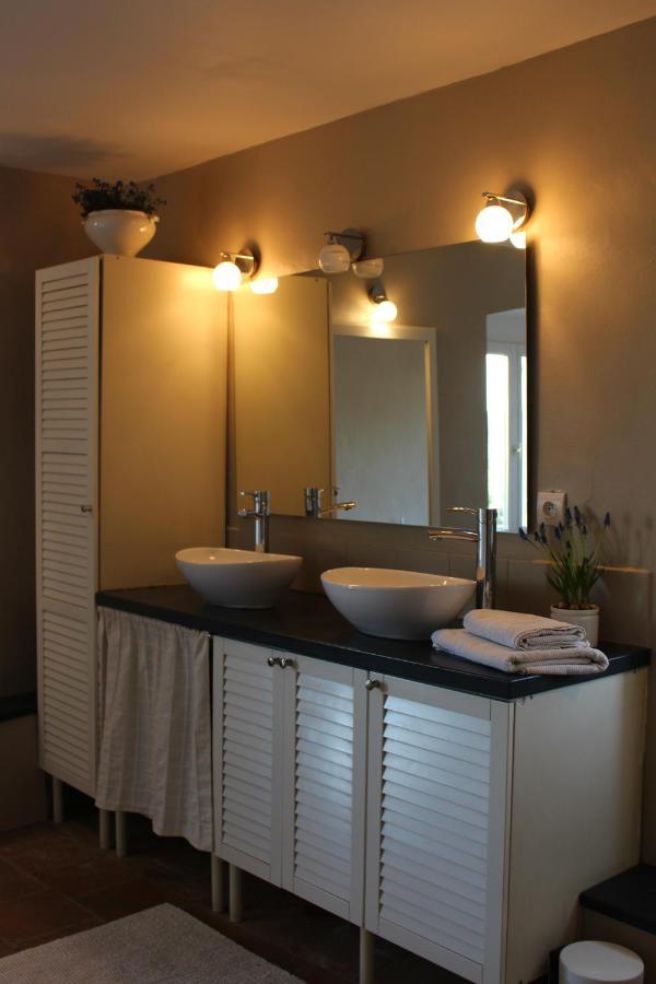 Mas Les Romarins: Tranquil Uzes Retreat with Spacious Garden Exterior photo