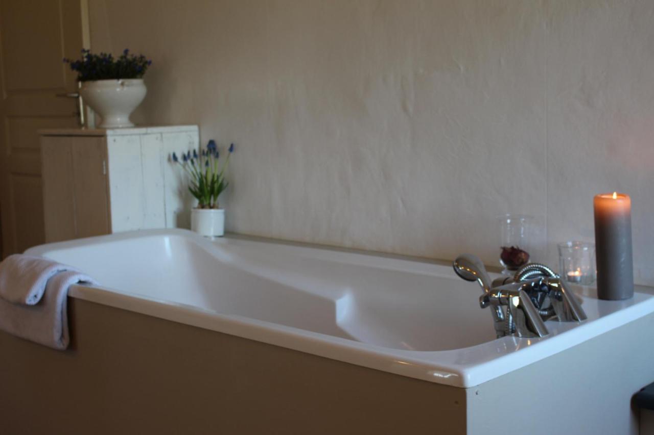 Mas Les Romarins: Tranquil Uzes Retreat with Spacious Garden Exterior photo