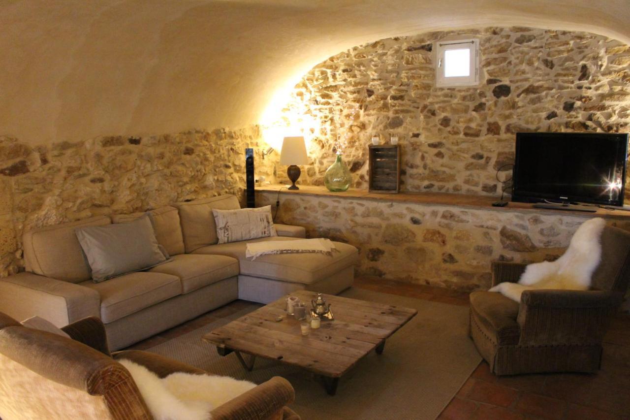 Mas Les Romarins: Tranquil Uzes Retreat with Spacious Garden Exterior photo