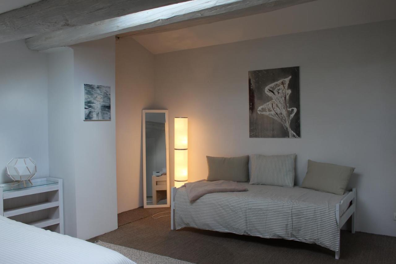 Mas Les Romarins: Tranquil Uzes Retreat with Spacious Garden Exterior photo